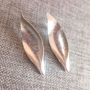 Silvertone Modern Leaves Earrings - Pre-loved (1.75")